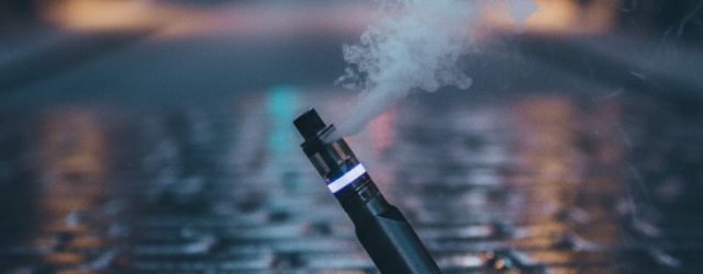 Das Bild zeigt eine Einweg-E-Zigarette, die Dampf ausstößt.