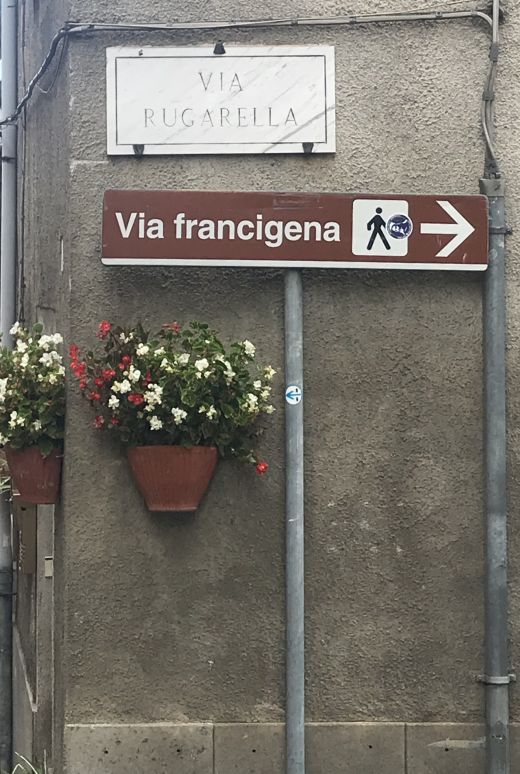 Die «Via Francigena» ist einer der 3 christlichen Pilgerwege des Mittelalters, dessen Hauptachse von Canterbury in England nach Rom führt.